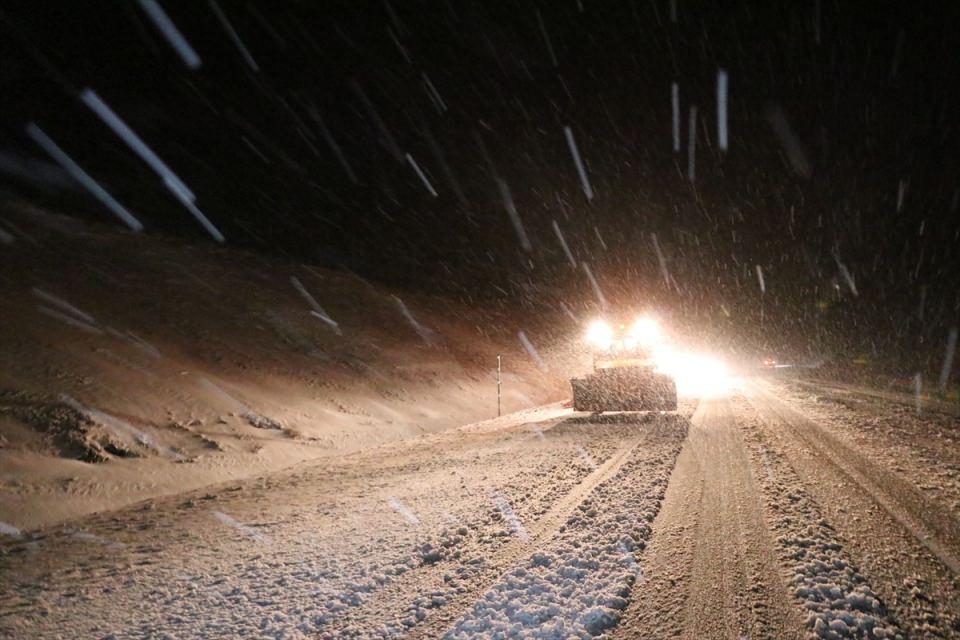 <p>Erzincan'da etkili olan kar yağışı ve tipi nedeniyle Sakaltutan Geçidinde ulaşımda aksamalar yaşandı.</p>

<p> </p>
