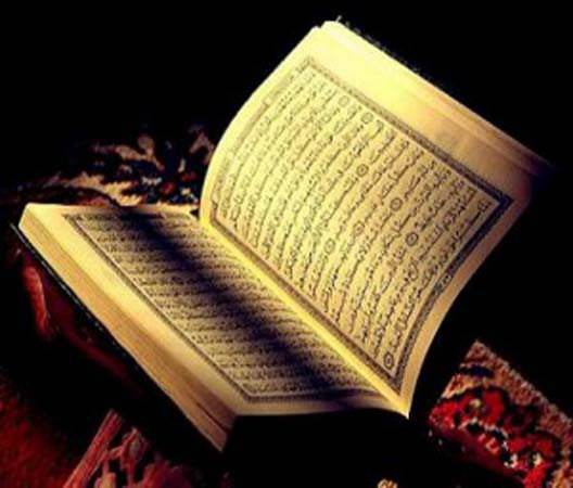 <p>Alimler bu hadisi yorumlarken şöyle ifade etmişlerdir: Allah, bu dünyada ağaçlara nasıl fıtri bir elbise giydirmişse, hayvanlara yaratılıştan kendilerine uygun bir elbise vermişse, mahşerde de insanlara fıtri bir libas giydirecektir. Ayrıca mahşer meydanına bu şekilde gelen insanlarda, işlediği amellerin faziletine göre taç vb. mükafatlar da bulunulacaktır.</p>
