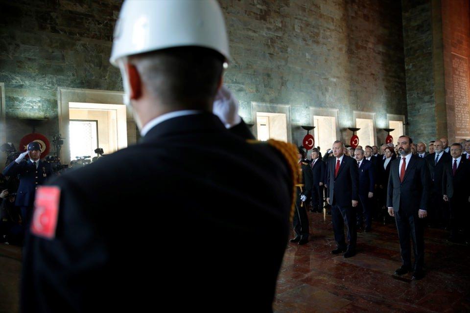 <p>Cumhurbaşkanı Erdoğan ve beraberindekiler, Aslanlı Yol'dan geçerek, Atatürk'ün mozolesine geldi. Erdoğan'ın, üzerinde ay yıldız bulunan çelengi Atatürk'ün mozolesine bırakmasının ardından, saygı duruşunda bulunuldu, İstiklal Marşı okundu.</p>

<p> </p>
