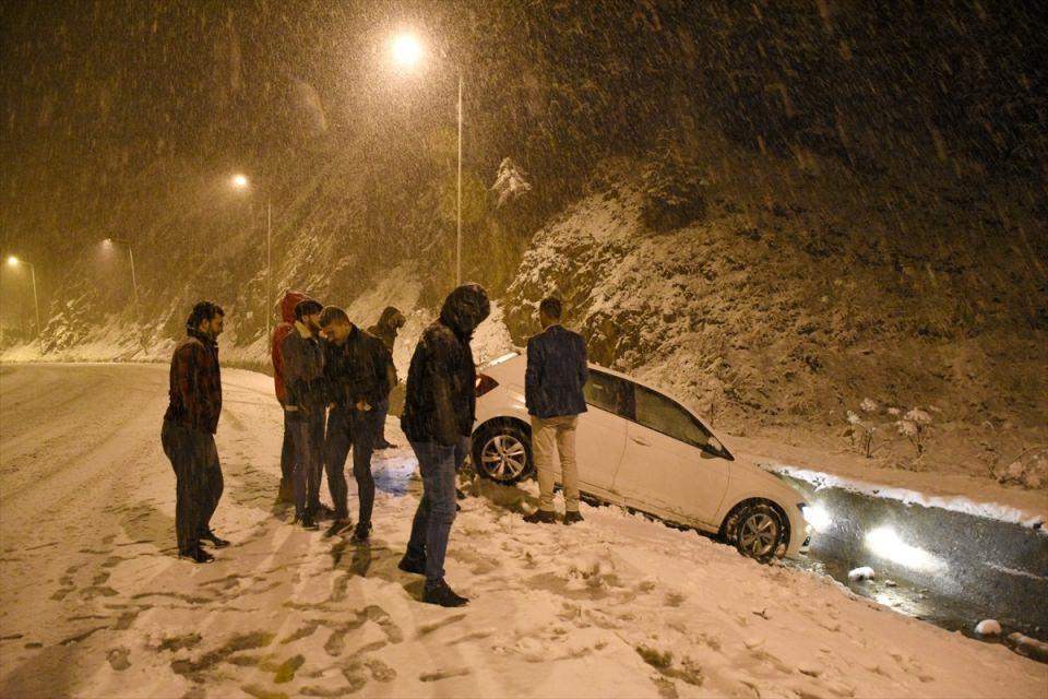 <p> Kar nedeniyle bazı araçlar kontrolden çıkarak yol kenarına kaydı, bazı araç sürücüleri de karlı yolda ilerlemekte zor anlar yaşadı. </p>
