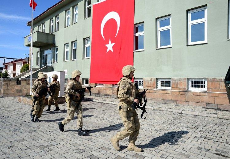 <p><strong>"Kışlada komutan, evde anneyiz"</strong></p>
<p>Zorlu mesleğini 5 yıldır başarıyla yürüten bir çocuk annesi Jandarma Astsubay Kıdemli Çavuş Gözde Polatoğlu, mesai saatleri dışındaki zamanını eşine ve 3 yaşındaki kızına ayırıyor.</p>
