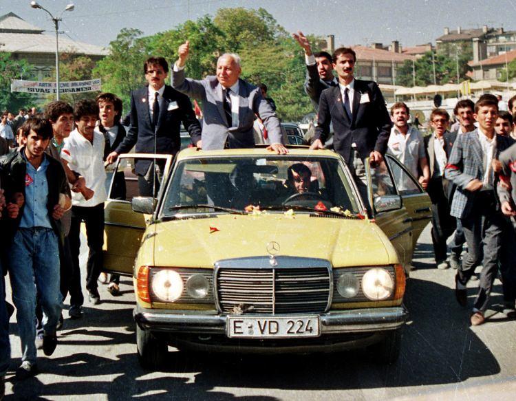 <p>Ada'ya 20 Temmuz 1974'te düzenlenen barış harekatını güçlü bir şekilde savunan Erbakan'ın ismi bu dönemde "Mücahit" sıfatıyla birlikte kullanılmaya başlandı.  </p>

<p> </p>

<p>Mücahit Erbakan'ın liderliğindeki parti, o yıllarda kurulan yeni hükümetlerde ortak oldu, 4 yıl süreyle hükümet ortaklığını sürdürdü.</p>

<p> </p>

<p>1978'de yaşanan "11'ler hükümeti", "Milletvekili pazarlığı" ve "Güneş Motel" şaibeleri siyasette gündemi belirlerken, 12 Eylül 1980 askeri darbesinde Erbakan ve siyasi hareketi de hedef alındı.</p>
