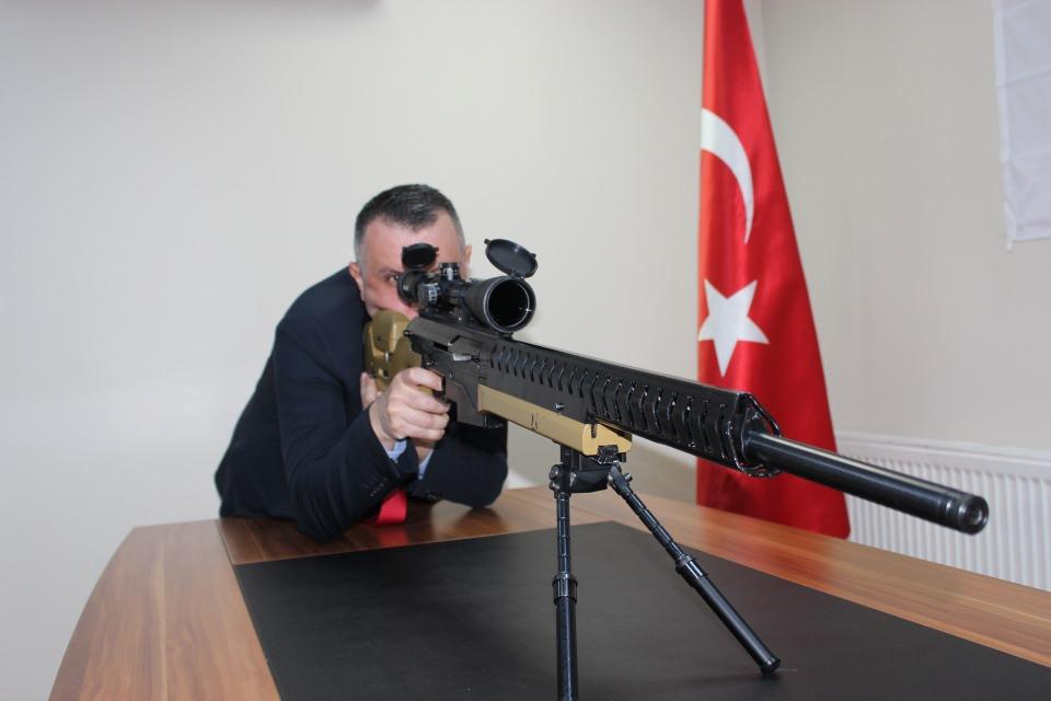<p>Kırıkkale'de faaliyet gösteren özel bir şirkete ait savunma sanayi fabrikasında yüzde 100 yerli ve milli imkanlarla prototip üretimi gerçekleştirilen 'sniper' (Keskin nişancı tüfeği), Cumhurbaşkanı Recep Tayyip Erdoğan'a hediye edilecek.</p>
