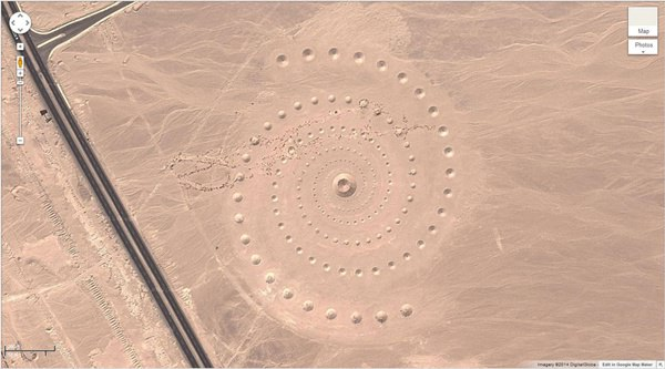<p>2. Çöldeki gizemli desen (27°22’50.10″N, 33°37’54.62″E) Red Sea Governorate, Mısır</p>
