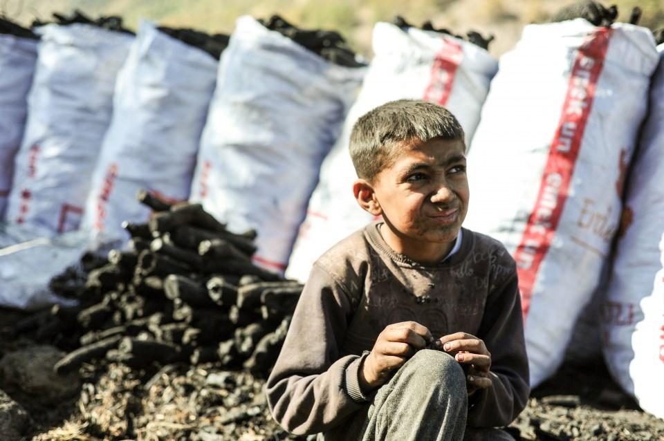 <p><strong>“Kendi ülkemde mülteci gibiyim”</strong></p>

<p><br />
Çalıştıkları bölgede kurdukları son ocaklar olduğunu söyleyen Çelik, havaların soğumasıyla birlikte mangal kömürü işinin yapılmasının zor olduğunu vurguladı. Ellerinden başka bir iş gelmediğini, hayvan alacak paralarının da olmadığını aktaran Çelik, “Son ocaklar bunlar. Bunları da sattığımız zaman Allah’ın izniyle buradan gideceğiz. Artık havalarda soğudu. Babam emekli köy korucusu. Emekli olduktan sonra biz onun üzerine kredi çektik. Maaşından aylık 400 lira kalıyor, bu da bizim 1 haftalık mutfak masrafımız. Başka hiçbir iş yapmıyoruz. Ne fabrikamız var ne başka bir şeyimiz. Hayvancılıkla uğraşmak istesek bile hayvan alacak paramız yok. Ben evin büyüğüyüm. Küçükler okula gidiyor. Okul masrafları, mutfak masrafları her şey var. Kendi ülkemde mülteci gibiyim. Benim sigortam yok” şeklinde konuştu.</p>
