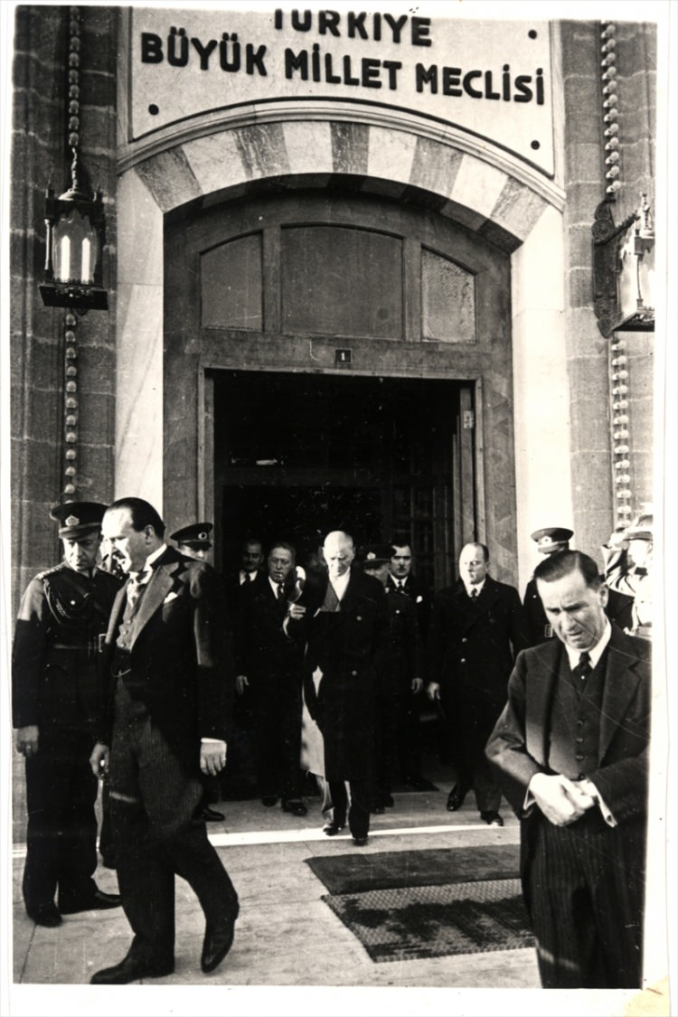 <p>Atatürk'ün Türkiye Büyük Millet Meclisinden çıkarken çekilen fotoğrafı.</p>
