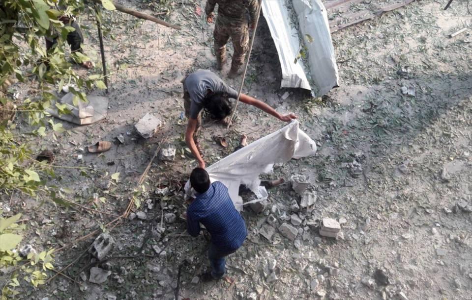 <p>Suriye'nin Türkiye sınırındaki Tel Abyad ilçesinde pazar yerinde bomba yüklü bir aracın infilak ettirilmesi sonucu aralarında çocukların da bulunduğun en az 10 sivil hayatını kaybetti. Bölgeye intikal eden Suriye Milli Ordusu (SMO) askerleri, saldırıda hayatını kaybeden bir çocuğun üzerini örttü.</p>

<p> </p>
