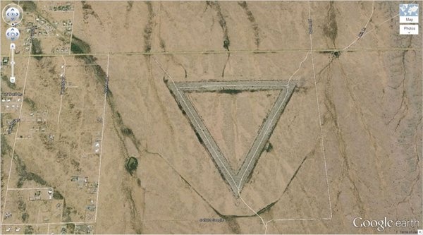 <p>5. Arizona ortasındaki bu büyük üçgen (33.747252, -112.633853) Wittmann, Arizona, ABD</p>
