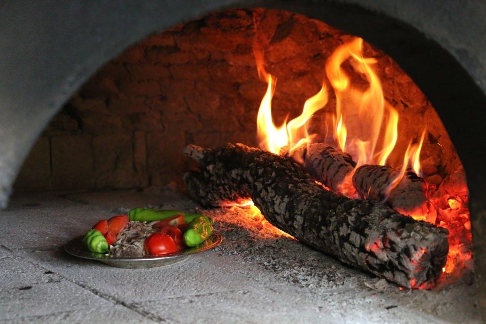 <p>Siirt'te kuyu şeklindeki tandırlarda pişirilen tescilli büryan kebabının, taş fırında domates ve biberle buluşmasıyla hazırlanan "büryan tava" lezzetiyle ilgi çekiyor.</p>

<p> </p>
