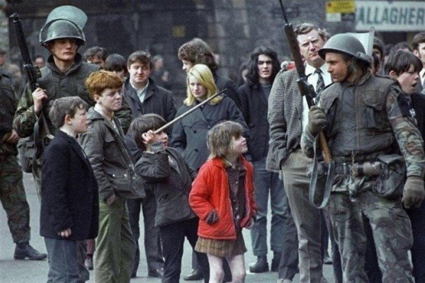 <p>İrlandalı çocuklar, İngiliz birliklerine karşı- Derry, Kuzey İrlanda (1972)</p>
<p> </p>