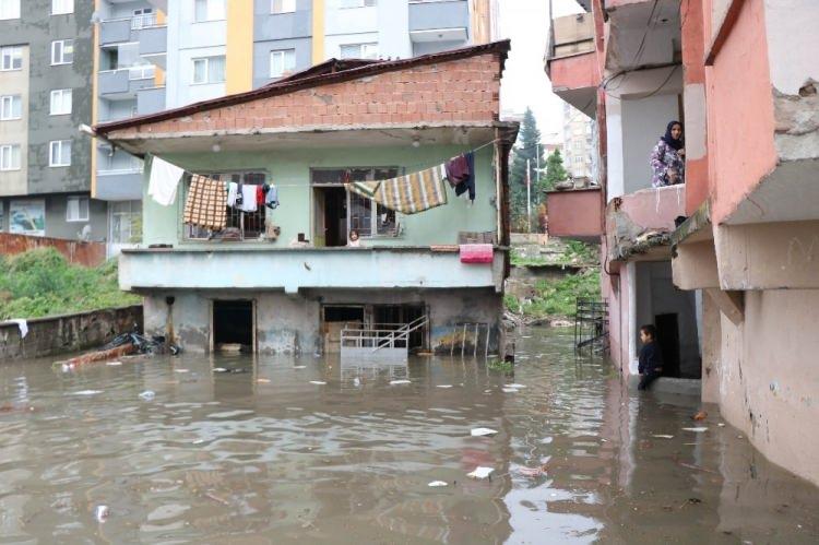 <p>Yağmur suları tıkanan menfezlerden akamayınca evlerin içi suyla doldu. Mahalle halkı, sabah uyandıklarında evlerinin su altında kaldığını fark ettiler. </p>

