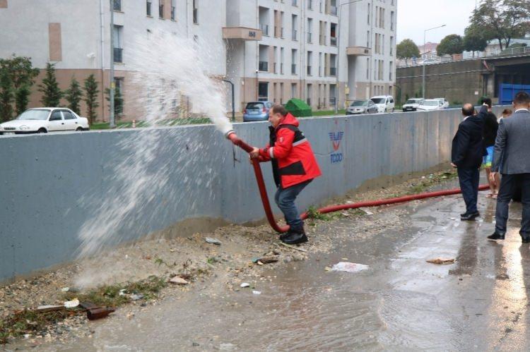 <p>Yağmurdan etkilenen diğer vatandaşlar ise, “Gece yağmur yağdı. Evimizin içine su bastı. Her taraf sel oldu. Yetkililerden yardım istiyoruz” diye konuştular.</p>
<p> </p>