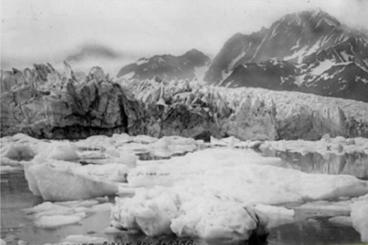 <p>Bu kez kutuplara doğru uzanalım. Yer Alaska... Pedersen Buzulu'nun 1917 yazında çekilen bir görüntüsü...</p>
<p> </p>