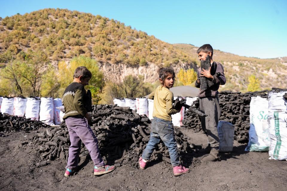 <p>En zor kısmı; kesimi yaparken, odunları hazırlarken. Aslında hepsi zor bu işin bir rahatlığı bir kolaylığı yok. Ufacık bir ihmalde emeklerimizin hepsi boşa gidiyor. Bu kömür kül olduğu zaman ne satılıyor ne de kömür çıkıyor. Sigara külü gibi hepsi yanıp gidiyor. Kilosu normalde daha önce 3 liraydı; şimdilerdeyse 2 lira 20 kuruşla, 1 lira 80 kuruş arası satılıyor. Geçim için yetersizdir. Benim haftalık giderim bin lirayı buluyor. </p>
