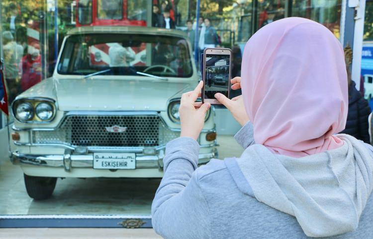 <p>İstanbul'dan gelen ziyaretçilerden Hüseyin Avni Sönmez, AA muhabirine yaptığı açıklamada, Devrim'i daha önce birkaç kez gördüğünü söyledi.</p>

<p>Sönmez, "İkinci ya da üçüncü görüşüm ama insan her seferinde duygulanıyor. Çok sağlam, böyle bir otomobilim olsun isterdim. Yapılsa satın alırız." dedi.</p>

<p>Manisalı Aliye Olgun da Türkiye'nin yerli otomobil hikayesini başlatan Devrim'i görünce çok heyecanlandığını, duygulandığını dile getirdi.</p>
