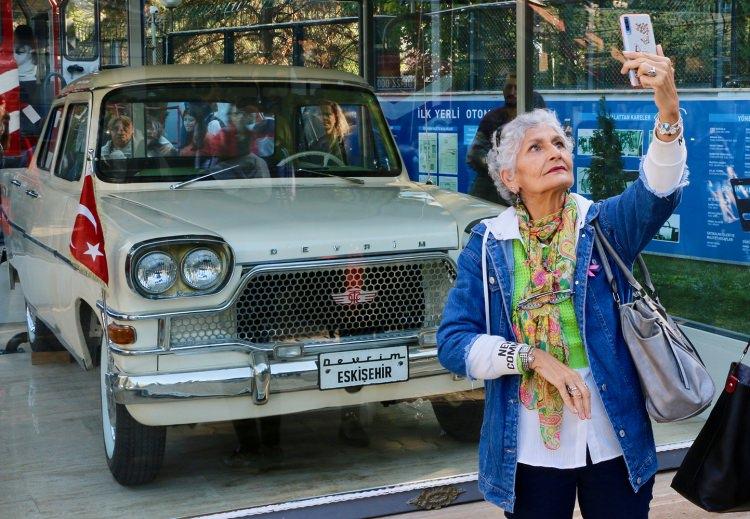 <p>Demir yolu kanunları gereğince deposuna az akaryakıt konulan bu araçlardan biri, Gürsel'in test amacıyla kullandığı sırada yakıtı bitince durdu. Bunun ardından trenle Ankara'dan Eskişehir'e getirilen ve Devrim adı verilen otomobil, bir süre fabrika içinde kullanıldı.</p>
<p> TÜLOMSAŞ'ta sergilenen "0002" şasi ve "0002" motor numaralı Devrim, lastikleri ile ön ve arka camı dışında tamamen yerli imkanlarla 4,5 ayda üretildi. Uzun ve kısa farları ayakla çalışan, kontak anahtarı ve manuel olarak da çalıştırılabilen Devrim, bu özellikleriyle de dikkati çekiyor.</p>