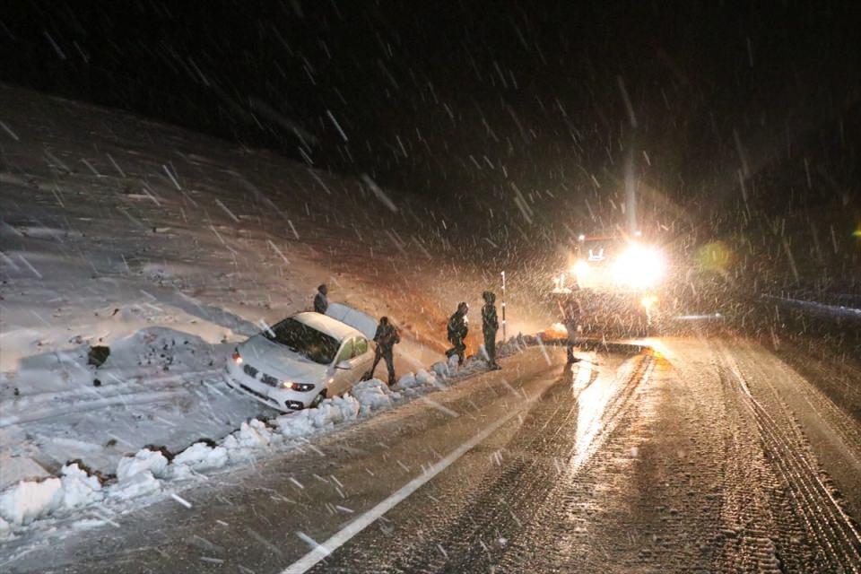 <p>Erzincan’da akşam saatlerinde etkili olan yağmur yerini yükseklerde kar yağışına bıraktı. </p>
