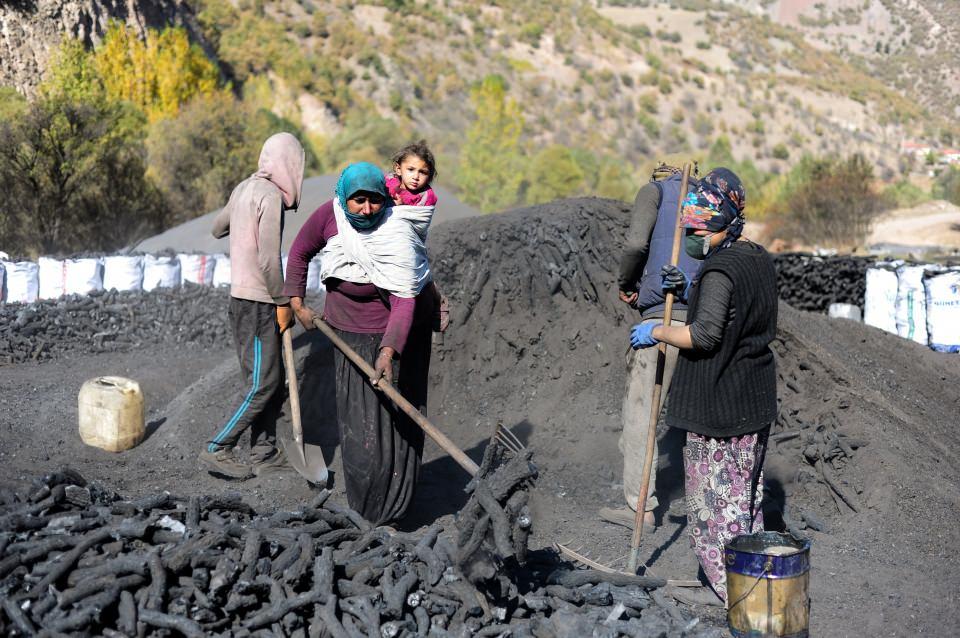 <p>Ankara'da geçimlerini mangal kömürü yaparak sağlayan mevsimlik işçiler, son ocaklarından çıkan kömürleri de sattıktan sonra memleketlerine dönüş için hazırlanıyor.</p>
