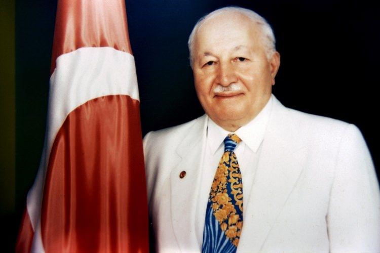 <p>Refah Partisi kuruldu</p>

<p>Siyasi yasaklı Erbakan, kapatılan MSP'nin yerine Refah Partisinin (RP) 19 Temmuz 1983'te kurulmasını sağladı. Partinin genel başkanlığı koltuğuna Ahmet Tekdal oturdu.</p>

<p>Siyaset yasağının referandumla kalkmasının ardından Erbakan, Refah Partisinin 11 Ekim 1987'de yapılan kongresinde oy birliğiyle Genel Başkan oldu.</p>

<p>Bu tarihten sonra yapılan yerel seçimlerde Refah Partisinin kazandığı belediyelerdeki hizmetler, Erbakan ve siyasetine olan ilgiyi artırdı. Milli Görüş fikri, Türkiye'de bu dönemde yeni bir model oldu. 27 Mart 1994 yerel seçimlerinde Milli Görüş, İstanbul ve Ankara büyükşehir belediyeleri dahil birçok kentin yerel yönetimlerinde iş başına geldi.</p>
