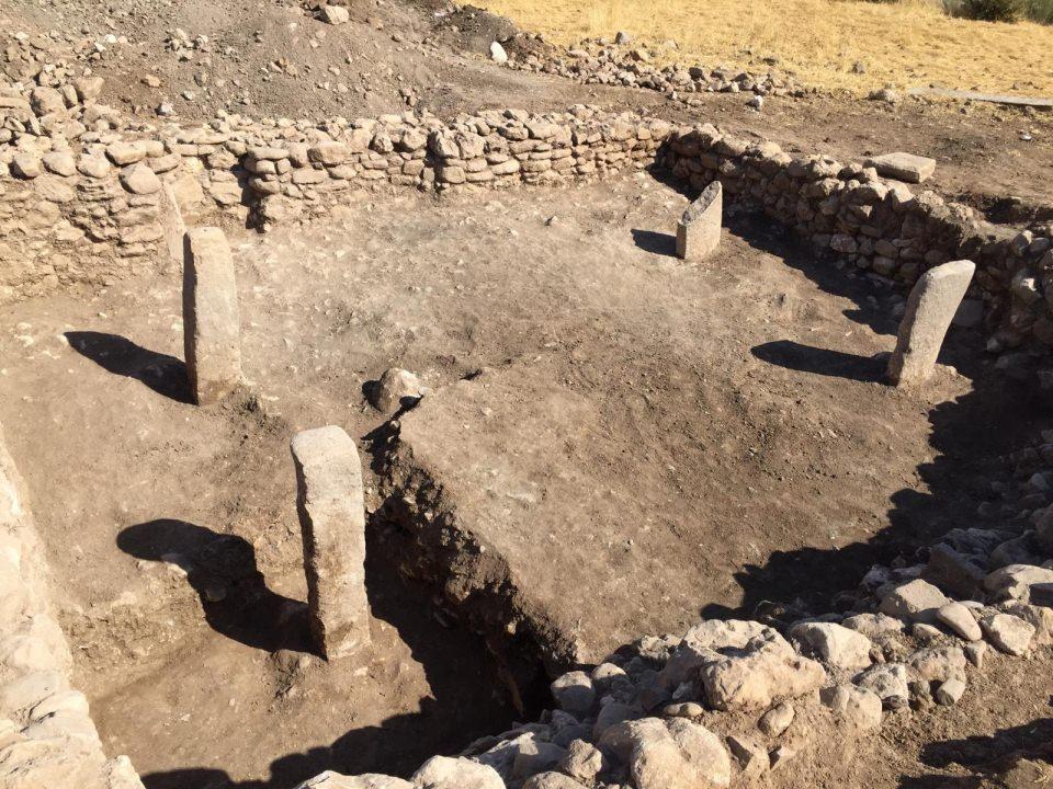 <p>4 stel üzerinde herhangi bir figüratife rastlanmadığına işaret eden Kodaş, "Neolitik döneme ait 80 metrekare büyüklüğündeki tapınak Göbeklitepe ile benzer özellikler taşıyor." dedi.</p>

<p> </p>
