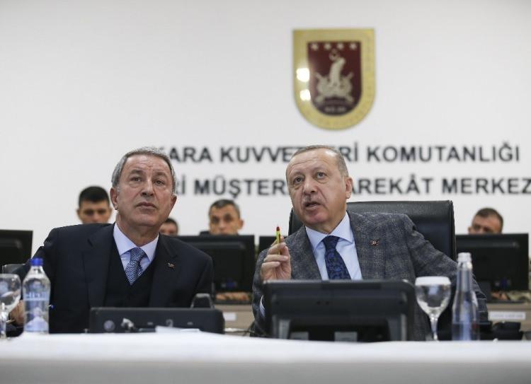 <p>Hem Tel Abyad hem Rasulayn'daki faaliyetler hakkında bilgi alan Erdoğan, ardından Şanlıurfa Valiliği'ni ziyaret etti.<span style="color:rgb(102, 102, 102)"> </span></p>
