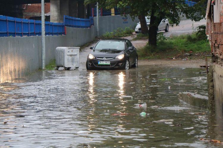 <p>Bölgeye giden Samsun Büyükşehir Belediyesi İtfaiye Dairesi Başkanlığı ekipleri, mahalledeki ve evlerdeki suyu çekme işlemine devam ediyor.</p>
<p> </p>
