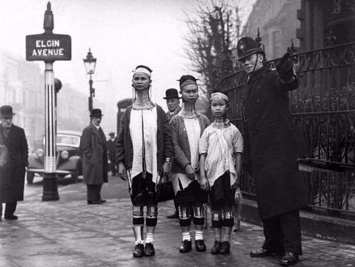 <p>Londra'da bir polis memuru Burmalı kadınlara yardımcı oluyor. (1935)</p>
<p> </p>
