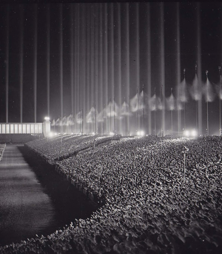 <p>Işık Katedrali'nde yapılan Nazi mitingi (1937)</p>

<p> </p>
