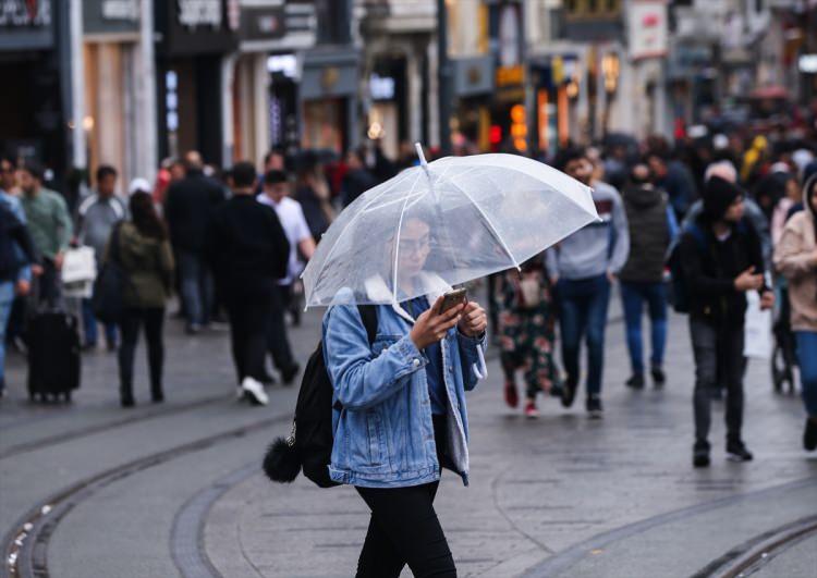 <p>Diğer yandan vatandaşlar yağmurdan korunmaya çalıştı.</p>
