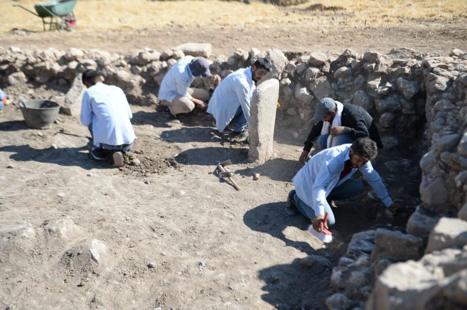 <p>Neolitik döneme ait, temeli moloz taşlarla örülü duvarlar ve sertleştirilmiş kil tabanları olan yapının açığa çıkarıldığı alanda Göbeklitepe ile aynı döneme ait bir de tapınak ortaya çıkarıldığını dile getiren Kodaş, "Yapılan analizlere göre tapınak 4 stele sahip. </p>

<p> </p>
