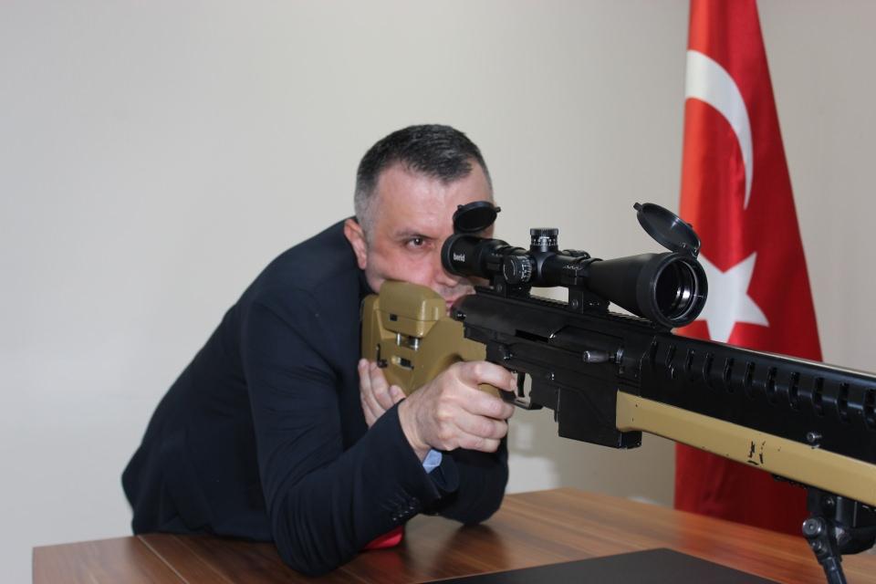 <p><strong>"ABD ve Avrupa'nın ürettiği üründen daha etkili bir ürün"</strong></p>

<p> </p>

<p>Ürettikleri keskin nişancı tüfeğinin, ABD ve Avrupa'nın ürettiği üründen daha etkili olduğunu belirten Hamzaoğlu, "Silahımız tamamen yerli ve milli üründür. Bütün parçaları tamamen Türkiye'de üretilmiştir. Dünyada artık hafif ve ağırlık makineli silahlarda değişim oldu. Bunu Amerika ve Avrupa iyi yapıyordu. Kendileri bizim geri kaldığımızı düşünüyordu ama biz geri kalmadık. Onların ürettiği üründen daha etkili bir ürün görüyorsunuz. Bu ürün, dünya savunma sanayi mekanik teknoloji ile buluşuyor. Neden yarı otomatik 'sniper?' diyorsanız; hedefe daha hızlı manevra, daha az zaman, hareketli hedeflerle vuruş açısı. Şimdi hedefimiz bu 'sniper'ın daha iyi gelişmesini sağlayarak ülkemizi daha ileriye getirebilmek. Özellikle Abdullah Dikmen Bey buna çok inanıyor ve onun yatırımı sayesinde bunu gerçekleştiriyoruz" şeklinde konuştu.</p>
