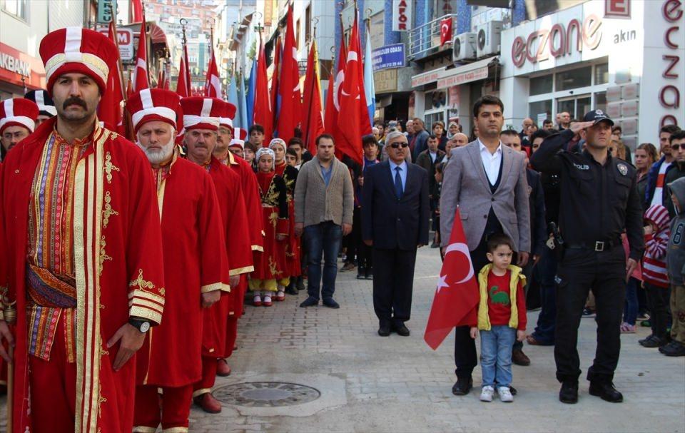 <p>Artvin&rsquo;de Cumhuriyet&rsquo;in 96&rsquo;ncı kuruluş yıl d&ouml;n&uuml;m&uuml; kutlamaları kapsamında t&ouml;ren d&uuml;zenlendi.</p>

<p>&nbsp;</p>
