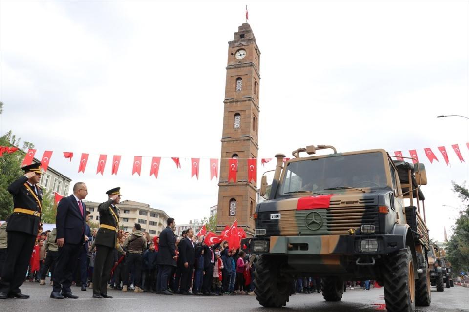 <p>29 Ekim Cumhuriyet Bayramı, Siirt'te 15 Temmuz Demokrasi Meydanı'nda d&uuml;zenlenen t&ouml;renle kutlandı.</p>

<p>&nbsp;</p>
