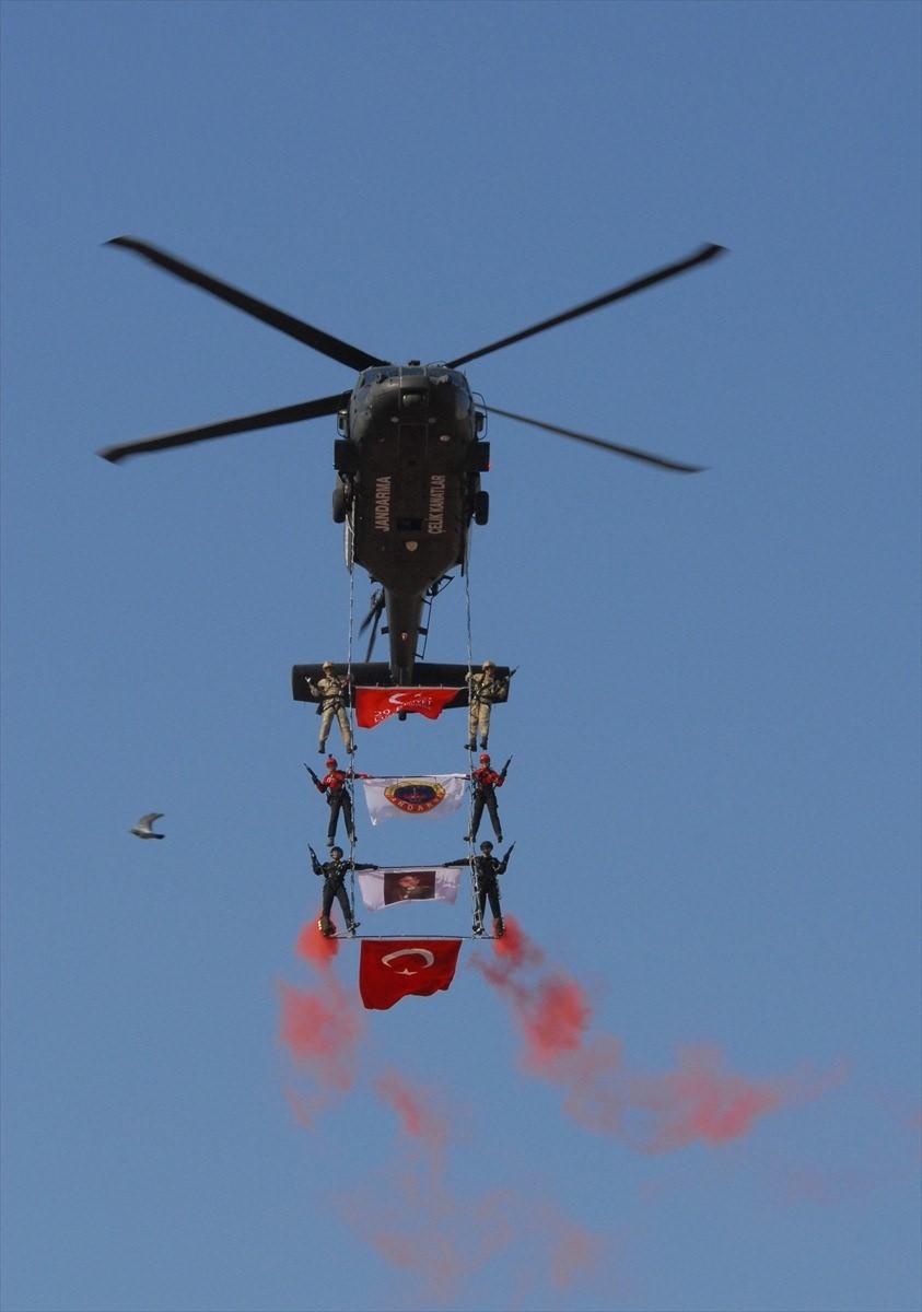 <p>Kırıkkale'de 29 Ekim Cumhuriyet Bayramı, Cumhuriyet Meydanında d&uuml;zenlenen t&ouml;renle kutlandı. Kutlamalar kapsamında Jandarma Komando &Ouml;zel Asayiş Komutanlığı (J&Ouml;AK) ekipleri helikopterle g&ouml;steri ger&ccedil;ekleştirildi.</p>

<p>&nbsp;</p>
