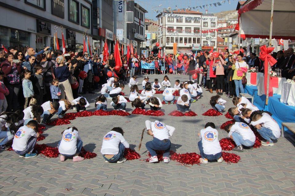 <p>Ankara'nın Beypazarı il&ccedil;esinde 29 Ekim Cumhuriyet Bayramı t&ouml;renle kutlandı.</p>

<p>&nbsp;</p>
