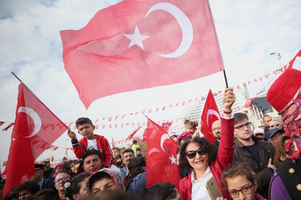 <p>Kayseri'de 29 Ekim Cumhuriyet Bayramı dolayısıyla t&ouml;ren d&uuml;zenlendi. Cumhuriyet Meydanında d&uuml;zenlenen t&ouml;rene &ccedil;ok sayıda vatandaş katıldı.</p>

<p>&nbsp;</p>
