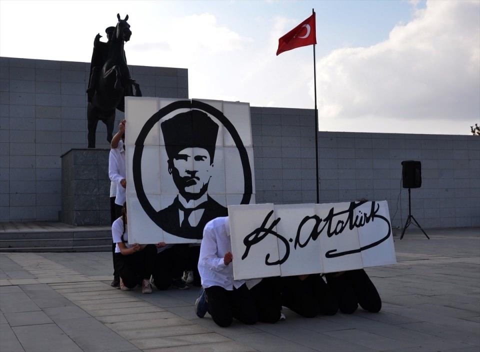 <p>Kars'ın Sarıkamış il&ccedil;esinde 29 Ekim Cumhuriyet Bayramı, Cumhuriyet Meydanında d&uuml;zenlenen t&ouml;renle kutlandı.</p>

<p>&nbsp;</p>
