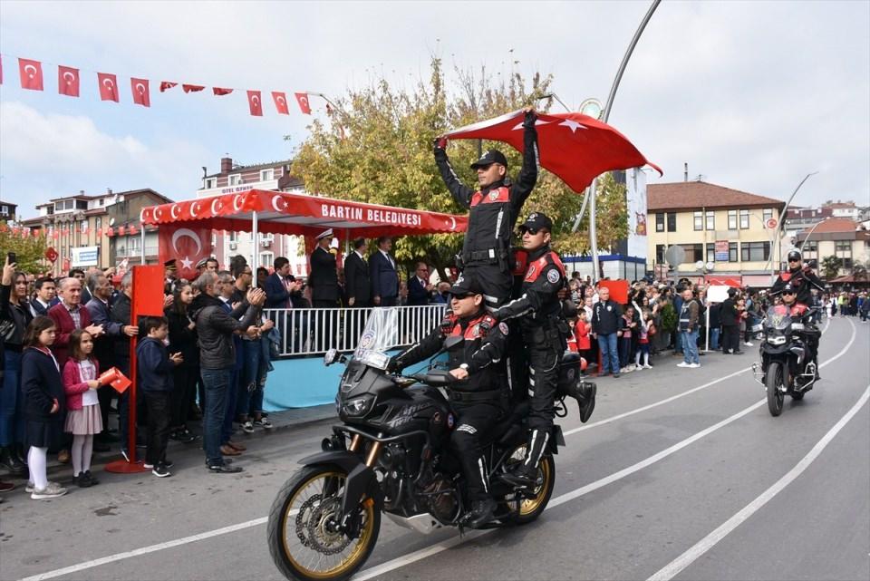 <p>Bartın'da 29 Ekim Cumhuriyet Bayramı, Cumhuriyet Meydanında d&uuml;zenlenen t&ouml;renle kutlandı.</p>

<p>&nbsp;</p>
