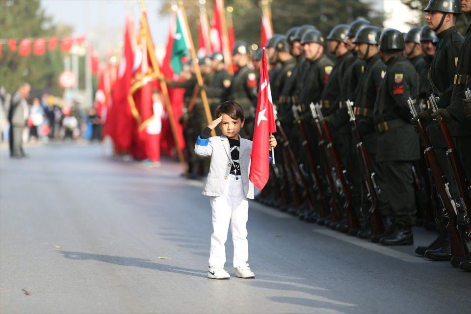 <p>Sakarya'da 29 Ekim Cumhuriyet Bayramı, Adapazarı K&uuml;lt&uuml;r Merkezi &ouml;n&uuml;nde d&uuml;zenlenen t&ouml;renle kutlandı. Adının Mustafa Kemal olduğu &ouml;ğrenilen ve 29 Ekim'de 3. yaş g&uuml;n&uuml;n&uuml; kutlayan bir &ccedil;ocuk, elinde T&uuml;rk bayrağı ile askerleri selamladı.</p>

<p>&nbsp;</p>
