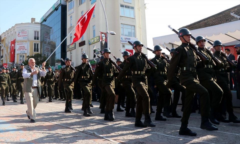 <p>Bolu'da 29 Ekim Cumhuriyet Bayramı t&ouml;renle kutlandı.</p>
