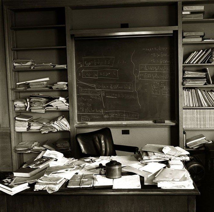 <p>Albert Einstein'in masası, ölümünden birkaç saat sonra, aynen bıraktığı gibi…New Jersey, Nisan 1955. </p>