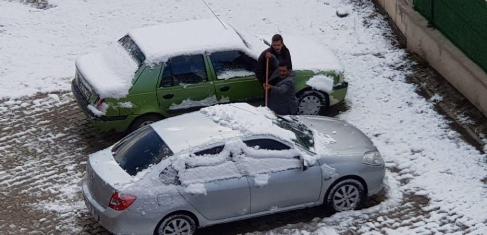 <p>Erzurum’un Aşkale ilçesinde dün gece yarısından itibaren etkili olan yağışlı hava gece yarısından itibaren kar şeklinde etkili oldu. </p>
