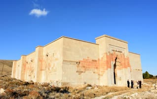 <p>Aksaray-Nevşehir kara yolunda, Aksaray'a 35 kilometre uzaklıkta bulunan tarihi yapıda 2008'de başlayan restorasyon çalışmaları kapsamında, hanın ön kısmında külliye kalıntıları bulundu.</p>
