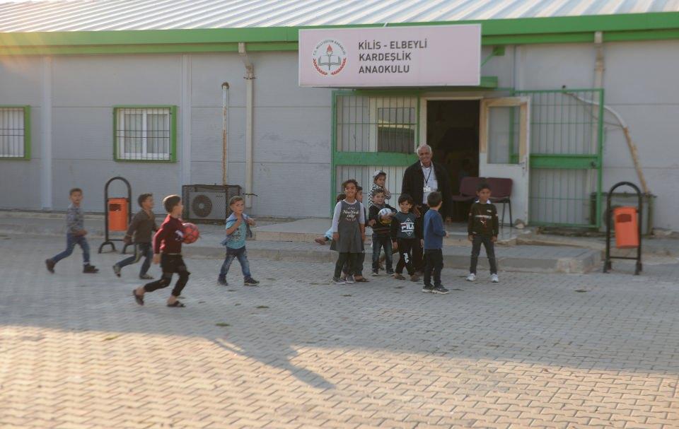 <p>Suriyeli Büşra Gazeli de yaklaşık 6 yıl önce merkeze geldiğini ve halen buradaki hastanenin eczanesinde çalıştığını aktararak "Burada çok iyiyiz mutluyuz ancak bir an önce ülkemizin güvenli hale gelmesini ve evimize kavuşmayı istiyoruz." dedi.</p>
<p> </p>