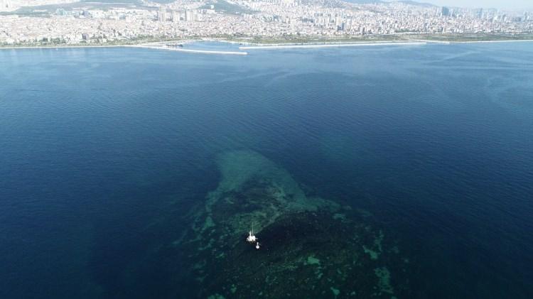 <p>Maltepe açıklarında yer alan ve İstanbul’un onuncu adası olarak bilinen, yaklaşık bin yıl önce yaşanan deprem sonrası sular altında kalan İstanbul'un pek bilinmeyen adası Vordonisi havadan fotoğraflandı. Prof. Dr. Şener Üşümezsoy adanın 6,5 büyüklüğündeki birkaç depremle batmış olabileceğini söyledi. </p>
