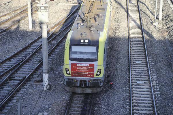 <p>Tren, 42 adet konteyner yüklü vagonla, 2 kıta, 10 ülke, 2 denizi aşarak 11 bin 483 kilometrelik yolu 12 günde katedecek. Bu yükün, Bakü-Tiflis-Kars hattını ve Marmaray'ı kullanarak orta koridor üzerinden taşınması, diğer koridorlara göre hem zamandan hem de enerjiden büyük tasarruf sağlayacaktır.</p>
