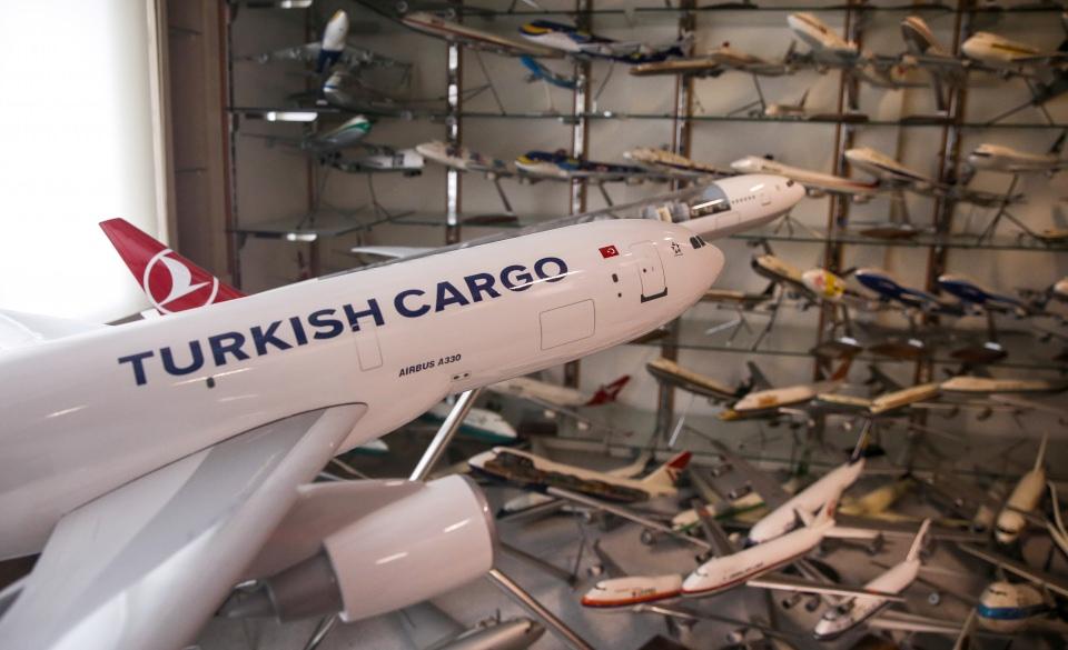 <p>Sarıgöl'ün Florya'da açtığı müzesinde, düşen uçaklardan jetlere, Japonlara ait renkli çizgi film karakterlerinin bulunduğu uçaklardan savaş uçaklarına kadar 30 santimetreden 2,5 metreye farklı boyutlarda model uçak bulunuyor. </p>
<p> </p>
