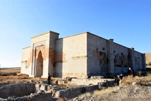<p>ZEKERİYA KARADAVUT - Aksaray'da, tarihi İpek Yolu üzerinde Anadolu Selçuklu Sultanı 2. Kılıçarslan tarafından 12'nci yüzyılda yaptırıldığı bilinen Alay Han Kervansarayı'nda restorasyon çalışmaları sürüyor.</p>
