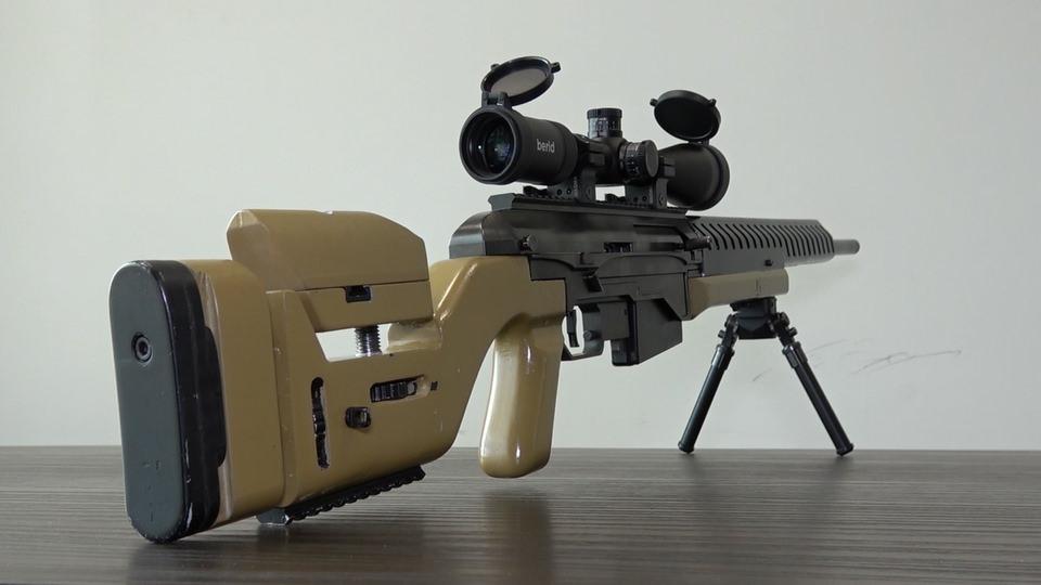 <p><strong>"Sniper tüfeğinin en büyük özelliği dürbünüdür"</strong></p> <p><br /> Türkiye’nin ilk yarı otomatik keskin nişancı tüfeğinin prototipini ürettiklerini belirten şirketin Genel Müdürü Emrah Hamzaoğlu, "Artık teknoloji ürünleri silahlar bir güç sağlamaya başladı. </p> 