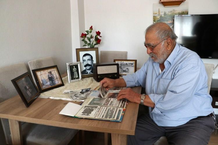 <p>Elazığ'da yaşayan 90 yaşındaki eski Belde Belediye Başkanı Ahmet Bedreddin Sanaç, aradan 70 yıl geçse de unutulmaz hatıralarının geçtiği okulunu ziyaret ediyor, öğrencilerle bir araya geliyor.</p>
